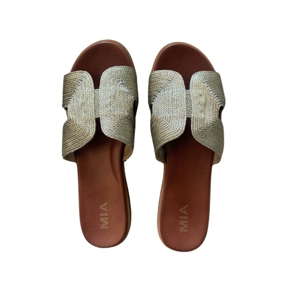 Mia Dia Soft Gold Slip on Sandal 8.5 Raffia Material - Picture 2 of 7